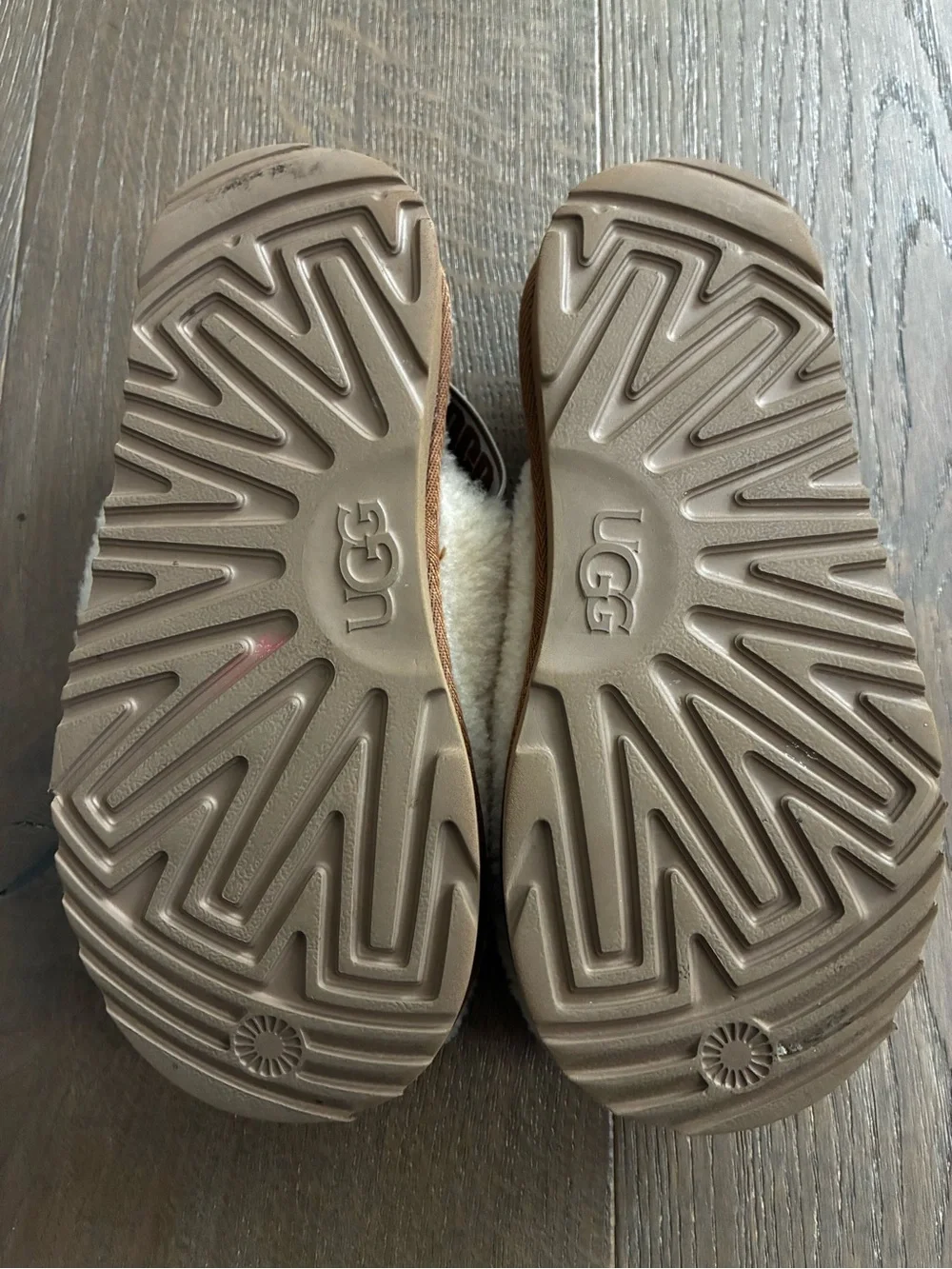 UGG Fluff Yeah Clog Color Natural Size 2